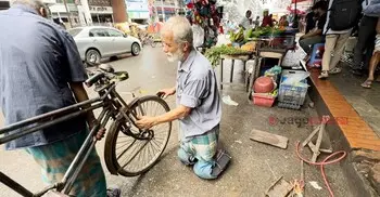 দুই পা হারিয়েও হার মানেননি মানিক মিয়া