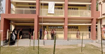 মানিকগঞ্জে বেলা বাড়ার সঙ্গে কমছে ভোটার উপস্থিতি