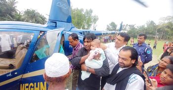 ৪ মাসের শিশুপুত্র বাড়ি ফিরলো হেলিকপ্টারে