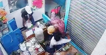 গ্রাহকদের সোনা আত্মসাৎ করতে দোকানমালিকের ডাকাতির নাটক