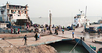 পাটুরিয়া-দৌলতদিয়ায় সাড়ে ৩ ঘণ্টা ফেরি চলাচল বন্ধ