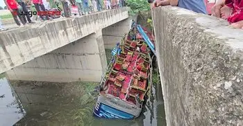 নিয়ন্ত্রণ হারিয়ে দুই সেতুর মাঝে পড়লো বাস, যাত্রী নিহত