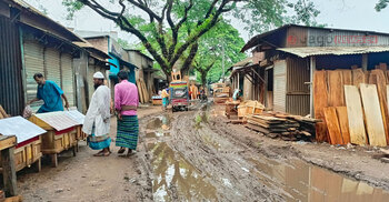 মেঘ দেখলেই আতঙ্ক বাড়ে ব্যবসায়ীদের