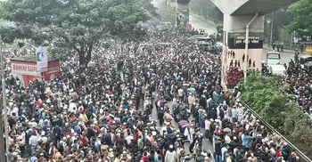 যতদূর চোখ যায় মানুষ আর মানুষ