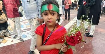 শহীদ মিনারে ফুল দিতে মায়ের সঙ্গে ছোট্ট মার্জিয়া