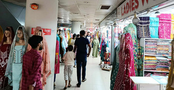 দুর্গাপূজা ঘিরে মৌচাক-তালতলা মার্কেটে কেনাকাটার ভিড়