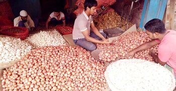 রংপুরে একদিনের ব্যবধানে ফের বেড়েছে পেঁয়াজের দাম