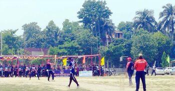 সাবেক শিক্ষার্থীদের সঙ্গে ক্রিকেট খেললেন মাশরাফি