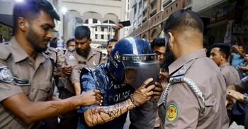 আদালত প্রাঙ্গণে মাসুদ উদ্দিনের ওপর ময়লা পানি-পচা ডিম নিক্ষেপ