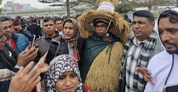ধানের শীষে মজিদুলের ব্যতিক্রমী সাজ, সেলফি তোলার হিড়িক