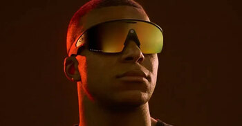 অনুশীলনে এআই প্রযুক্তির চশমা নিয়ে হাজির এমবাপে