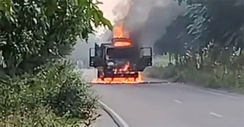 মাদারীপুরে ট্রাকে আগুন-পুলিশের গাড়ি ভাঙচুর