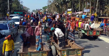 ইটভাটা চালু রাখতে মেহেরপুরে সড়ক অবরোধ, ইউএনও অফিস ঘেরাও
