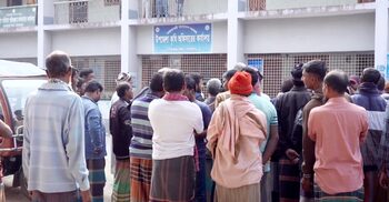 মেহেরপুরে সার সংকটে কৃষকদের বিক্ষোভ