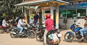 হরমুজ প্রণালি বন্ধের খবরে মেহেরপুরে জ্বালানি তেল মজুদের হিড়িক