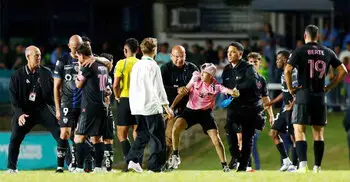 পুয়ের্তো রিকোয় দর্শকের ধাক্কায় মাটিতে পড়লেন মেসি