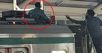 মেট্রোর ছাদে ওঠা ছেলেটি বিদ্যুতায়িত হয়নি এটাই সৌভাগ্য