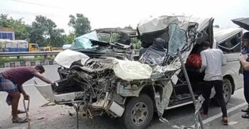 Father, two sons killed as microbus crashes into stationary truck