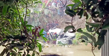 5 killed as train crashes into microbus in Faridpur