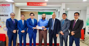 চেক তুলে দিলো প্রগতি ইন্স্যুরেন্স-মিডল্যান্ড ব্যাংক