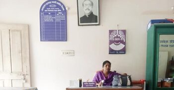 শেখ মুজিবুর রহমানের ছবি নামালেন সেই শিক্ষিকা