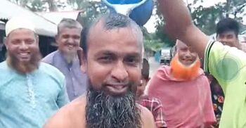 স্ত্রী তালাক দেওয়ায় ‘আনন্দে’ দুধ দিয়ে গোসল
