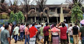উৎসুক মানুষ ঠেকাতে হিমশিম, ক্লাস শুরু নিয়ে দ্বিধায় কর্তৃপক্ষ