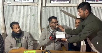 তারেক রহমানের আগমনে মিরসরাইয়ে মিষ্টি বিতরণ