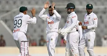 আজানকে আউট করে পাকিস্তানের দ্বিতীয় উইকেট তুলে নিলেন মিরাজ