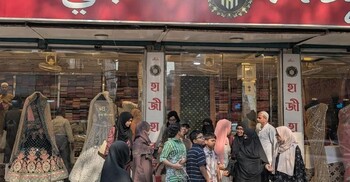 হাঁকডাক-দরদামে জমজমাট মিরপুরের বেনারসি পল্লী