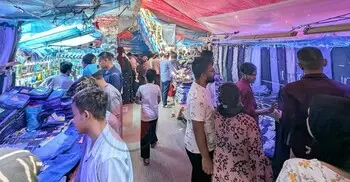 শেষ সময়ে জমজমাট মিরপুরের ফুটপাত