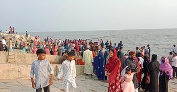 ছুটির দিনে মিরসরাই-সীতাকুন্ডে মানুষের ভিড়