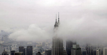 কুয়াশাচ্ছন্ন কুয়ালালামপুর উপভোগে নগরবাসী