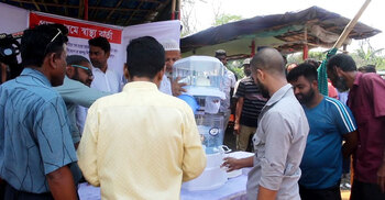 মুন্সিগঞ্জে জনসাধারণের জন্য পানি-ছাতা নিয়ে মাঠে প্রশাসন