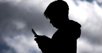 এআইয়ের ‘ভুল’ তথ্য নিয়ে উদ্বেগ, ঝুঁকিতে মানুষ