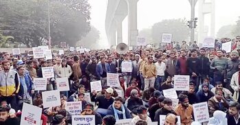 কারওয়ান বাজারে মোবাইল ব্যবসায়ীদের অবস্থান, ধাওয়া-পাল্টা ধাওয়া