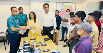 হারিয়ে যাওয়া ৫০ মোবাইল উদ্ধার করে মালিককে বুঝিয়ে দিলো পুলিশ
