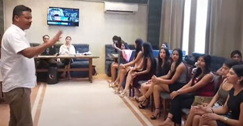 ছোট পোশাক পরায় মডেলদের শাসালেন ডানপন্থি নেতা