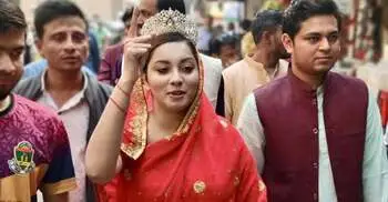মুকুট মাথায় প্রচারণায় মেঘনা, জানুন রহস্য