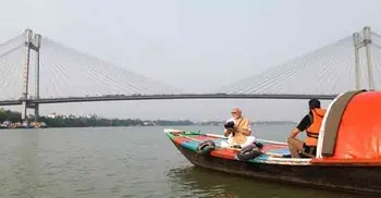 পশ্চিমবঙ্গে নির্বাচনি প্রচারে এসে নৌবিহারে মোদী