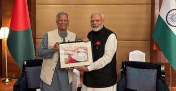 Yunus presents photograph to Modi