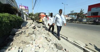 ভাঙা ফুটপাত, গর্ত আর ধুলায় নাজেহাল পথচারীরা