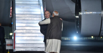 বিমানবন্দরে পুতিনকে জড়িয়ে ধরলেন মোদী