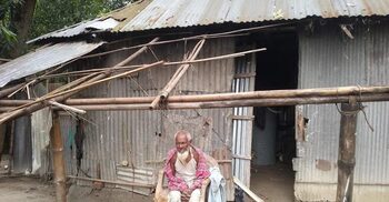 এক হাজার টাকার জন্য বৃদ্ধের ঘরের টিন খুলে নিলেন পাওনাদার