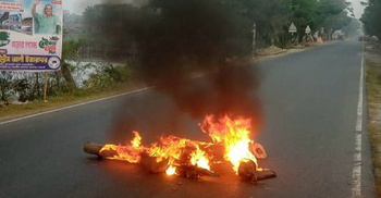 ভোরে মোংলা-খুলনা মহাসড়কে অগ্নিসংযোগ