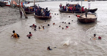 মোংলা নদীতে ৮০ যাত্রী নিয়ে ট্রলারডুবি