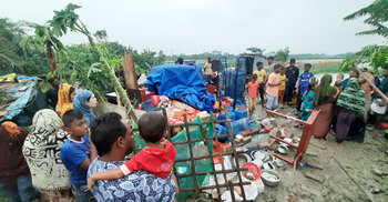 ঝড়ে ঘর উড়ে গিয়ে পড়লো প্রতিবেশীর বাড়িতে