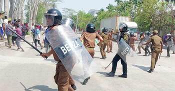 মোংলা ইপিজেডে ছাঁটাইয়ের প্রতিবাদে শ্রমিকদের বিক্ষোভ