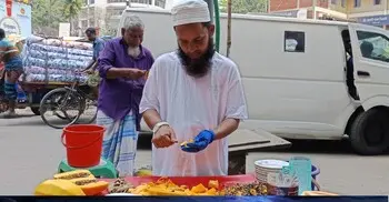 ফুটপাতে পেঁপে বিক্রি করে সচ্ছল মনির হোসেনের জীবন