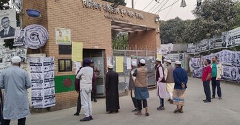 ফজরের নামাজ শেষেই ভোট দিতে কেন্দ্রে ভোটাররা, নিরাপত্তার কড়াকড়ি